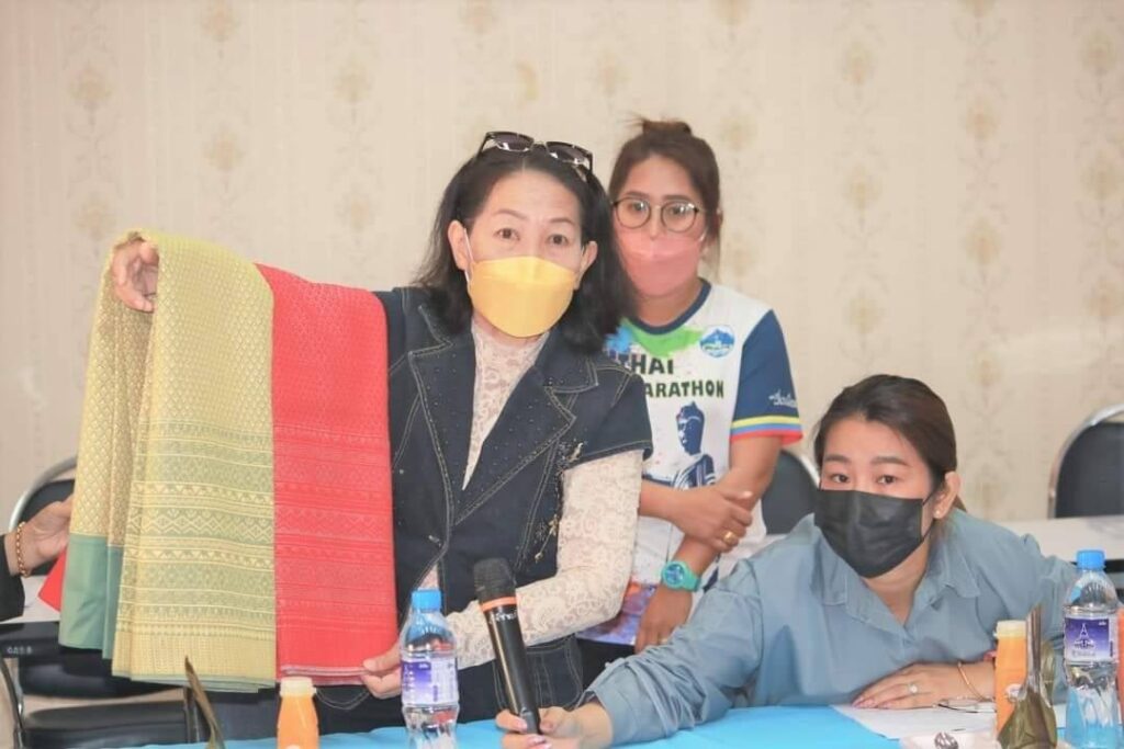 โครงการพัฒนาศักยภาพและยกระดับการออกแบบเครื่องแต่งกายและผลิตภัณฑ์จากผ้าทอยกดอกชุมชน ตำบลท่าชัย - ตำบลศรีสัชนาลัย สู่ศิลปะร่วมสมัย 2 271205289 1852175011642367 16012238870579819 n