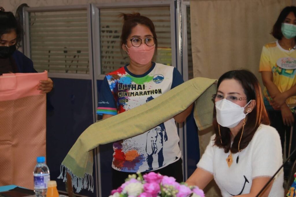 โครงการพัฒนาศักยภาพและยกระดับการออกแบบเครื่องแต่งกายและผลิตภัณฑ์จากผ้าทอยกดอกชุมชน ตำบลท่าชัย - ตำบลศรีสัชนาลัย สู่ศิลปะร่วมสมัย 4 271292615 1852174974975704 2125600947765276061 n