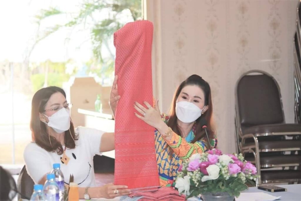 โครงการพัฒนาศักยภาพและยกระดับการออกแบบเครื่องแต่งกายและผลิตภัณฑ์จากผ้าทอยกดอกชุมชน ตำบลท่าชัย - ตำบลศรีสัชนาลัย สู่ศิลปะร่วมสมัย 5 271525583 1852174914975710 5312055854658998638 n