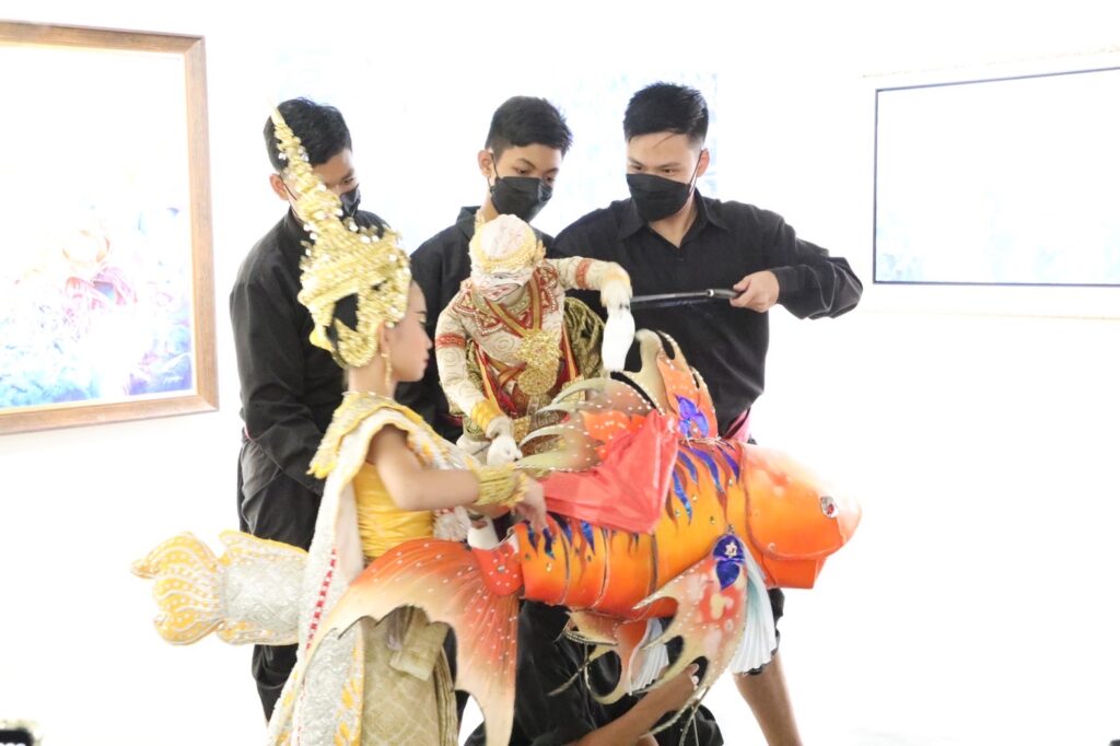 พิธีเปิดนิทรรศการ "ศิลปะเพื่อสายน้ำ" ณ หอศิลป์ร่วมสมัยราชดำเนิน กรุงเทพฯ 21 IMG 6846